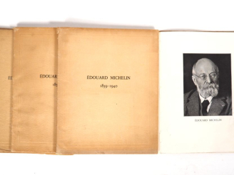 Vente aux enchères MICHELIN. Lot de quatre livres sur Edouard Michelin remis aux employés