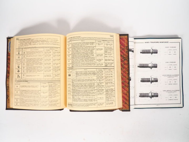 MICHELIN. Deux différents livrets :  - Axes et accessoires Michelin ( 