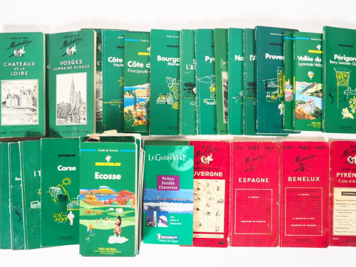 MICHELIN. Lot  important de guides de tourisme.