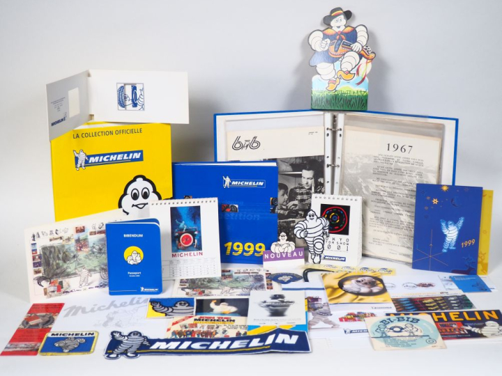 MICHELIN. Lot de catalogues d'objets publicitaires, de télécartes, de 