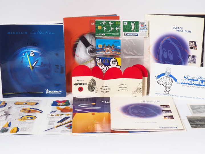 MICHELIN. Lot de catalogues d'objets publicitaires, de télécartes, de 