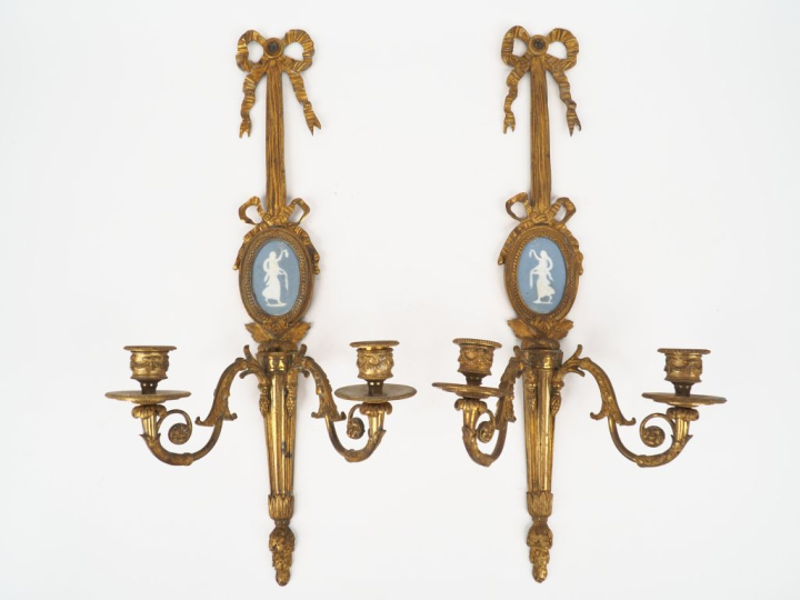 Paire d'appliques de style Louis XVI en bronze doré et plaques de Wegw
