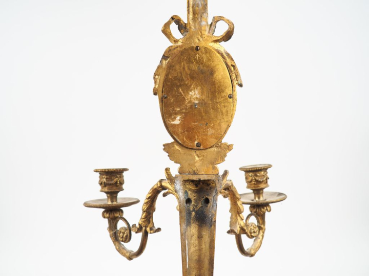 Paire d'appliques de style Louis XVI en bronze doré et plaques de Wegw