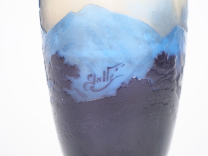 GALLE.  Vase en verre à décor gravé en camée à l'acide, en bleu jaune 