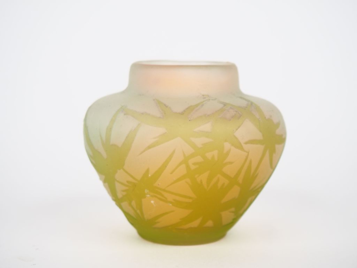 GALLE.  Vase en verre à décor gravé en camée à l'acide, de chardons ve