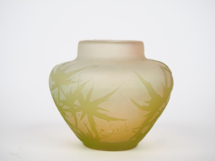 GALLE.  Vase en verre à décor gravé en camée à l'acide, de chardons ve