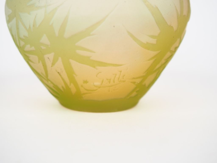 GALLE.  Vase en verre à décor gravé en camée à l'acide, de chardons ve