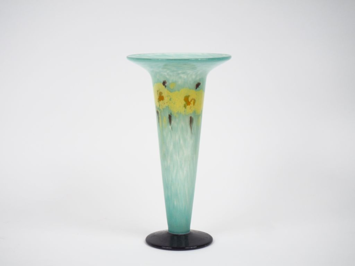 SCHNEIDER.  Vase bijou en verre marbré vert et jaune, pied de couleur 