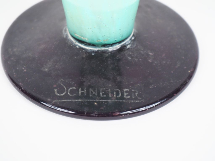 SCHNEIDER.  Vase bijou en verre marbré vert et jaune, pied de couleur 