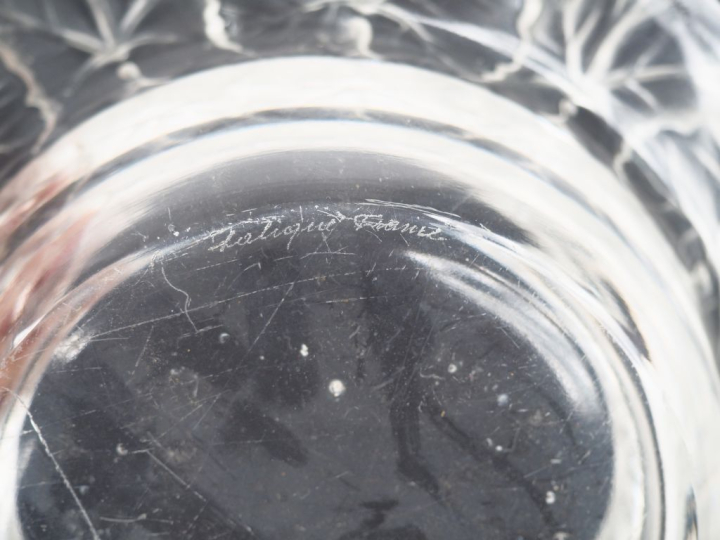 LALIQUE France.  Coupe en cristal à décor de feuillage. Signée  Dim. 5