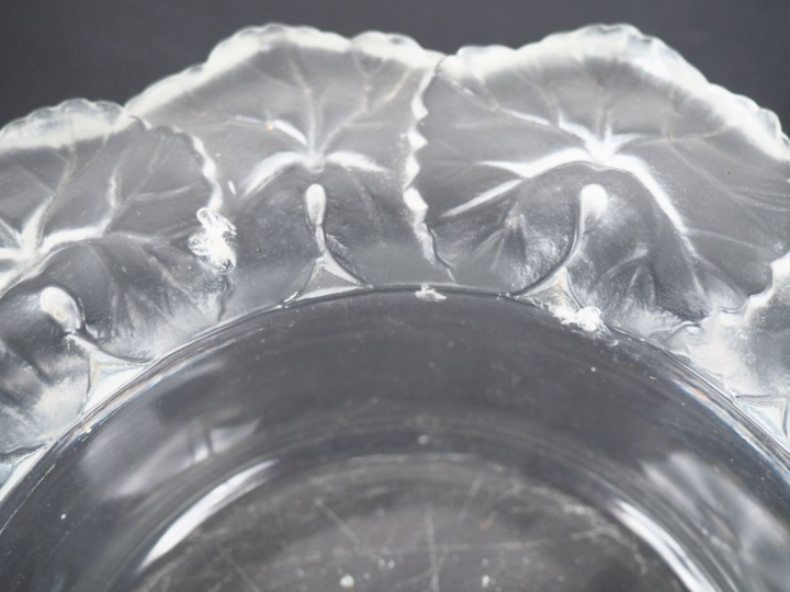 LALIQUE France.  Coupe en cristal à décor de feuillage. Signée  Dim. 5