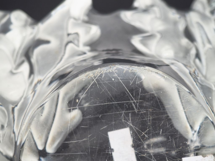 LALIQUE France.  Coupe en cristal à décor de feuillage. Signée  Dim. 5