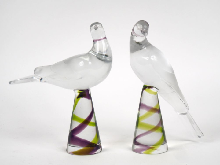 LALIQUE.  Paire de sujets en cristal translucide et polychrome "les to