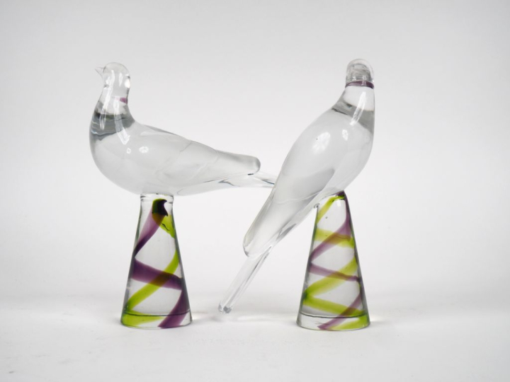 LALIQUE.  Paire de sujets en cristal translucide et polychrome "les to