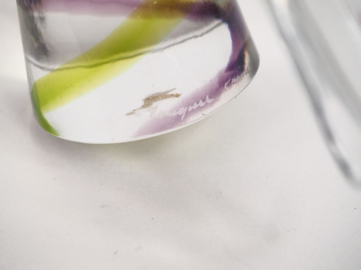 LALIQUE.  Paire de sujets en cristal translucide et polychrome "les to