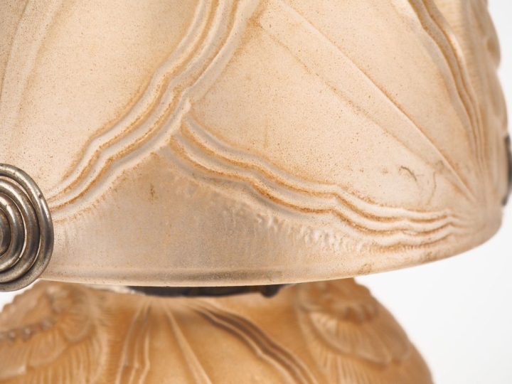 DAVESNE.  Lampe champignon en verre rosé à décor en relief de fleurs, 