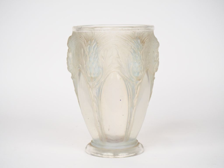 Vase Art Déco en verre opalescent à décor de chardons.  (égrenure à la
