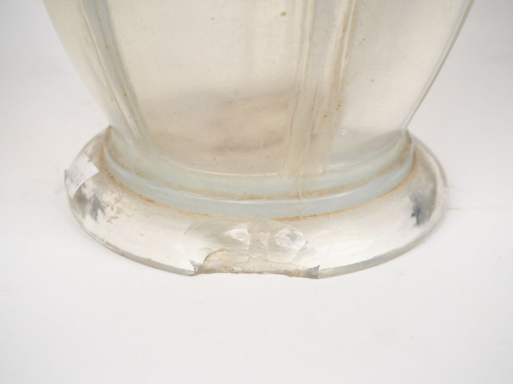 Vase Art Déco en verre opalescent à décor de chardons.  (égrenure à la