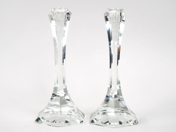 SAINT-LOUIS.  Paire de bougeoirs en cristal faceté. H. 24 cm