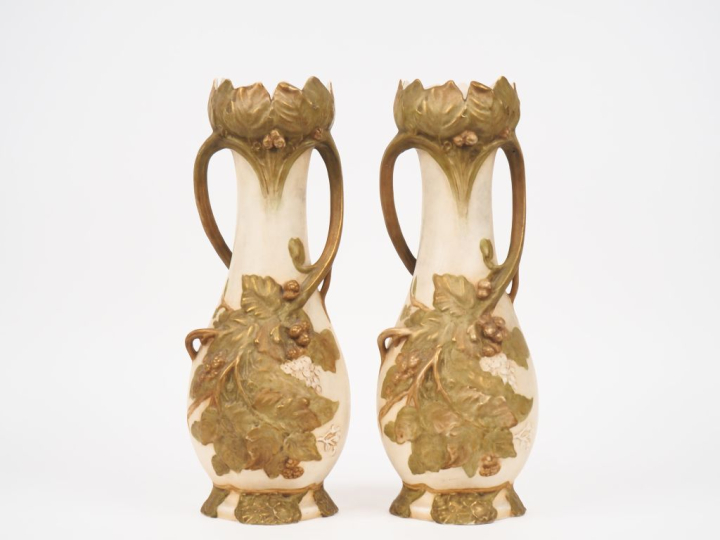 ROYAL DUX.  Paire de vases Art Nouveau en biscuit polychrome, à décor 