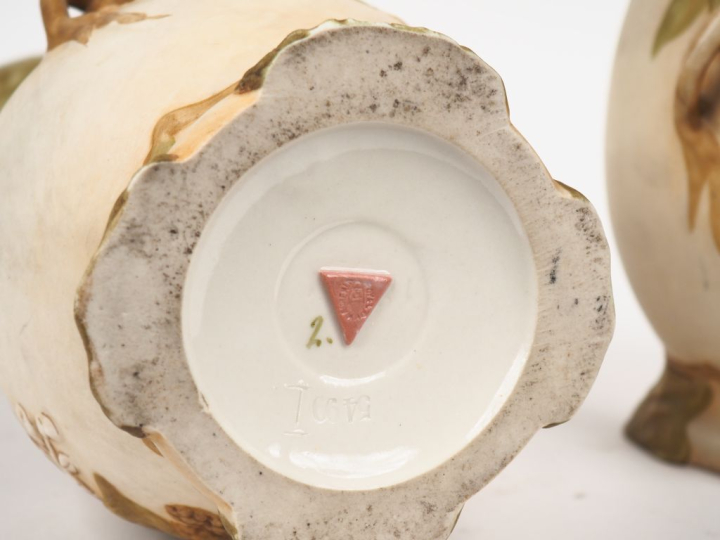 ROYAL DUX.  Paire de vases Art Nouveau en biscuit polychrome, à décor 