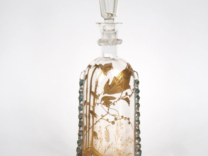 Flacon 1900 en cristal émaillé à décor doré d'oiseaux et de bambous.