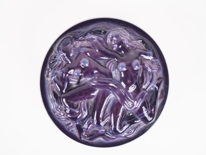 Boite couverte en verre mêlé violine à décor de naïades.  H. 6 cm - Di