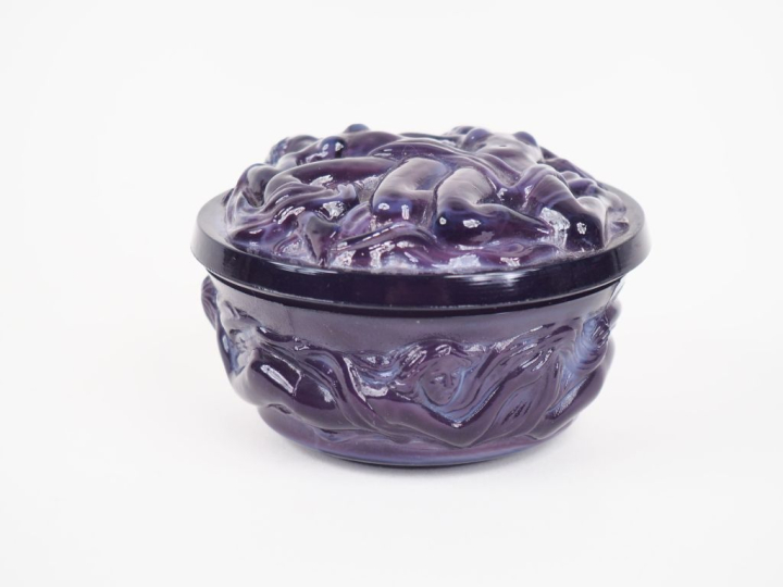 Boite couverte en verre mêlé violine à décor de naïades.  H. 6 cm - Di