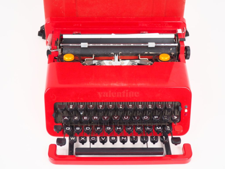 OLIVETTI.  Machine à écrire "Valentine" en plastique rouge et noir ave