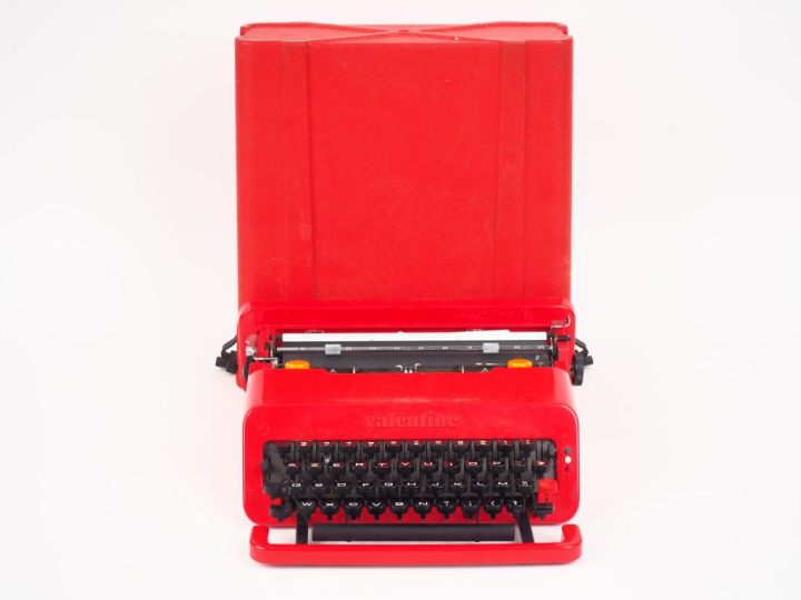 OLIVETTI.  Machine à écrire "Valentine" en plastique rouge et noir ave
