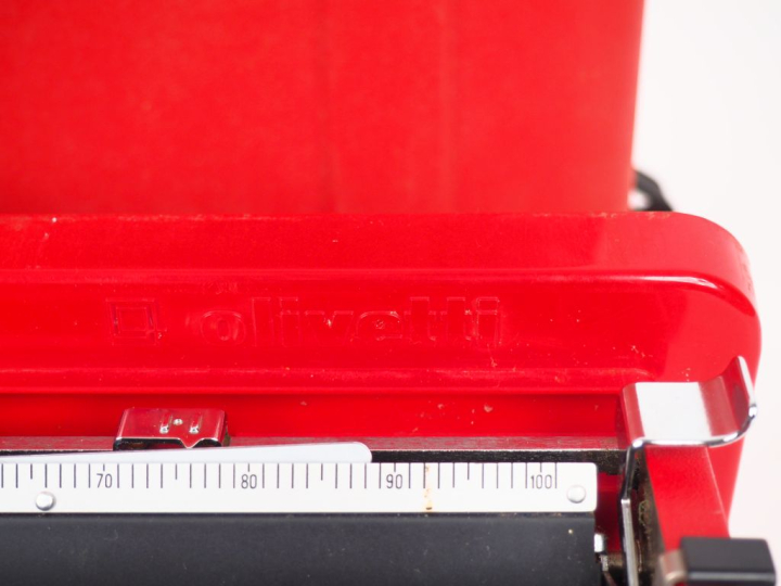 OLIVETTI.  Machine à écrire "Valentine" en plastique rouge et noir ave
