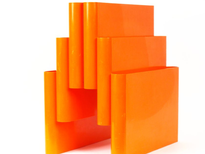 KARTELL. Giotto Stoppine pour kartell à Milan. Porte revues en plastiq