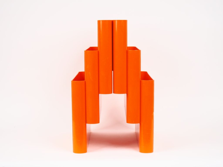 KARTELL. Giotto Stoppine pour kartell à Milan. Porte revues en plastiq