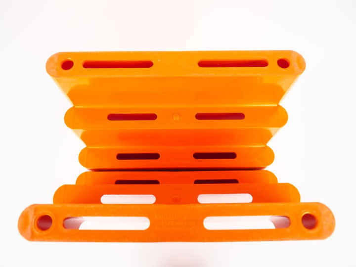 KARTELL. Giotto Stoppine pour kartell à Milan. Porte revues en plastiq