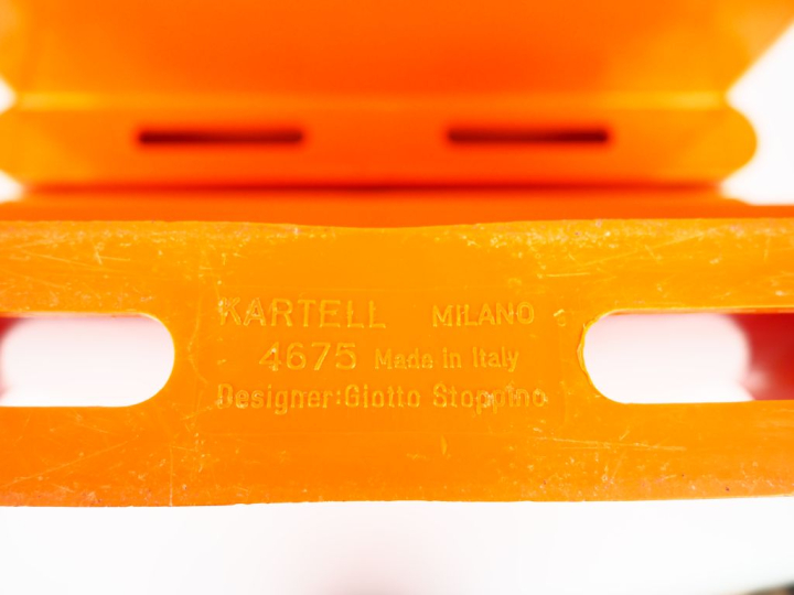 KARTELL. Giotto Stoppine pour kartell à Milan. Porte revues en plastiq