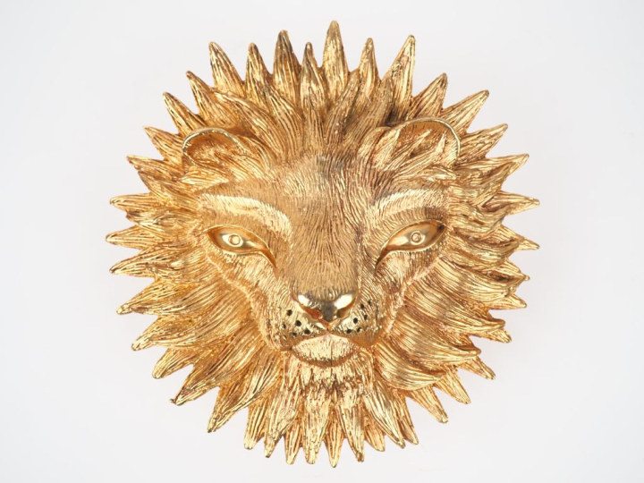 Jean MARAIS.  "Tête de lion"  Applique en résine dorée  Signée  Diam. 