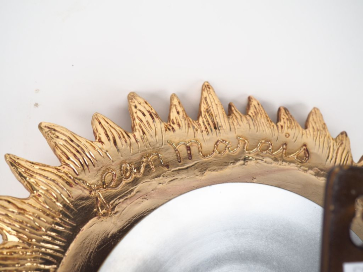 Jean MARAIS.  "Tête de lion"  Applique en résine dorée  Signée  Diam. 