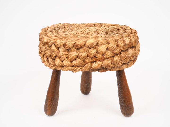 AUDOUX-MINET. (attribué à). Tabouret tripode en bois naturel et cordag