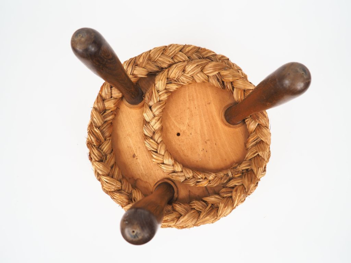 AUDOUX-MINET. (attribué à). Tabouret tripode en bois naturel et cordag