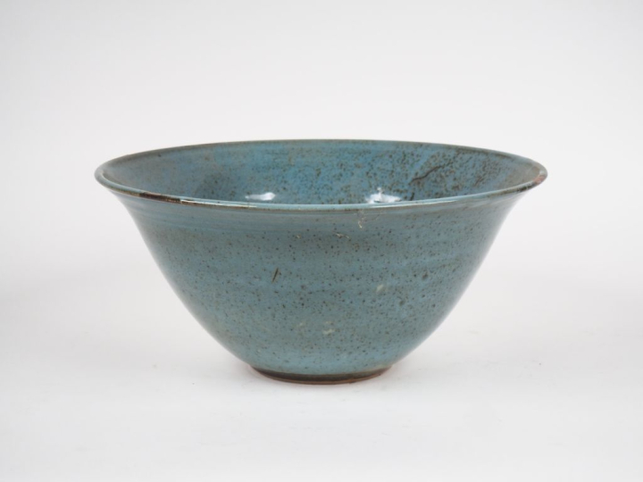 LEQUI.  Grande coupe évasée en céramique bleue veinée d'ocre.  Signée 