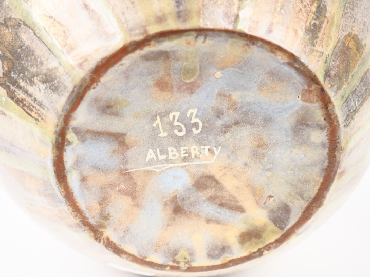 ALBERTI.  Vase à anses ovoide en grès flammé et irisé.  Signé H. 22 cm