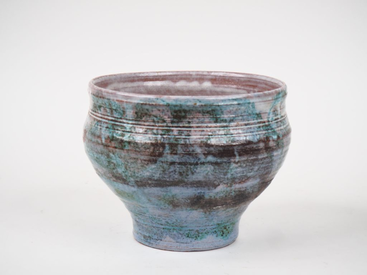 Vase 1960 en céramique polychyrome.  Signé H. 15,5 cm
