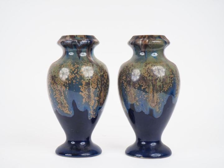 Paire de vases en grès polychrome flammé.  H. 21 cm