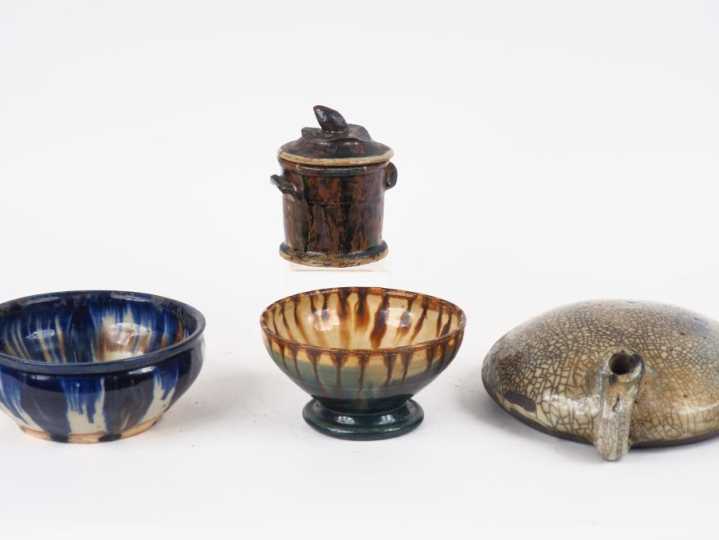 LA BORNE.  2 coupes en grès polychrome une cruche à panse applatie pot