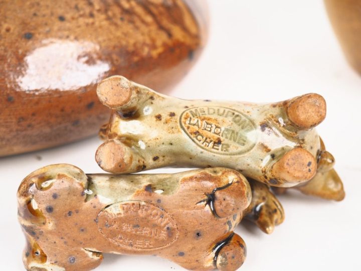 LA BORNE.  Cruche en grès brun  deux sujets en grès brun "le chien" et