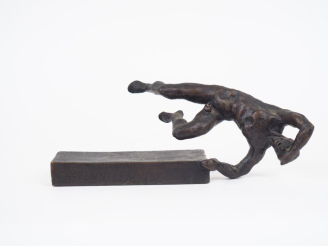 Vente aux enchères ARREDONDO.  "la chute" Sujet en bronze à patine brune Signée 1/1 et da