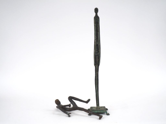Vente aux enchères Deux sculptures en bronze patiné "personnages".  H. 56 cm et 32 cm