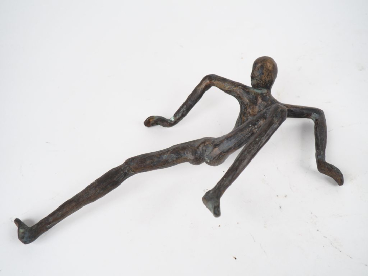 Deux sculptures en bronze patiné "personnages".  H. 56 cm et 32 cm