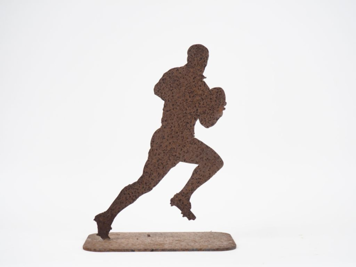 Sculpture en fer découpé. "le joueur de rubgy" H. 41,5  cm