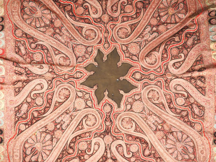 Châle en cachemire.  Dim. 168 x 165 cm (petits accidents)